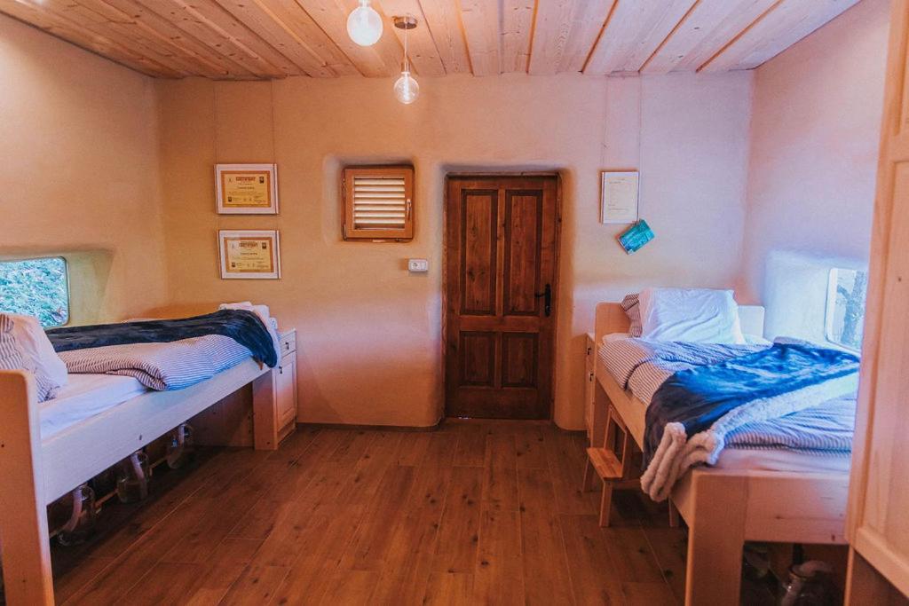 شقة Sleeping With Bees - Tourist Farm Muha غروسوبلي المظهر الخارجي الصورة